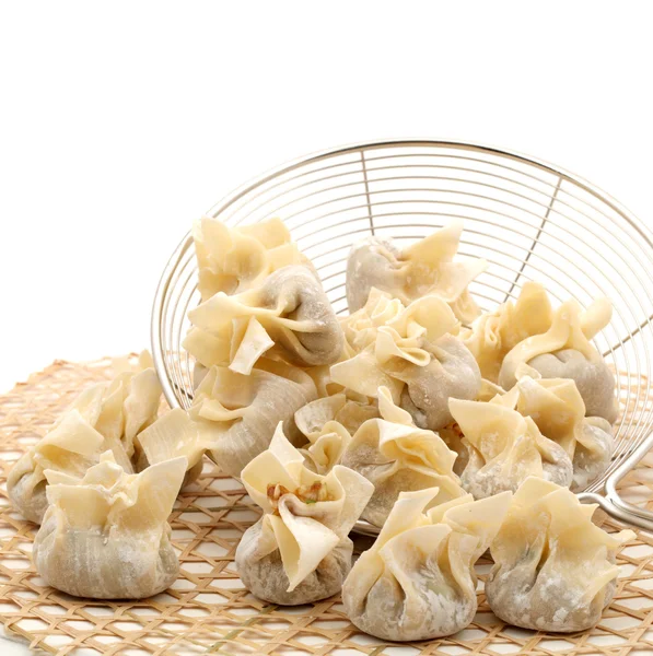 Ravioli Siu Mai sobre fundo branco — Fotografia de Stock