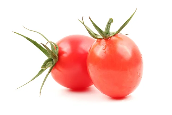 Beyaz arka planda küçük kiraz domates — Stok fotoğraf