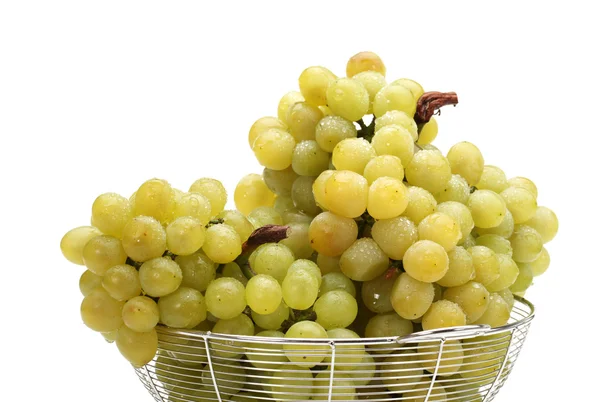 Uvas dulces maduras aisladas en blanco —  Fotos de Stock