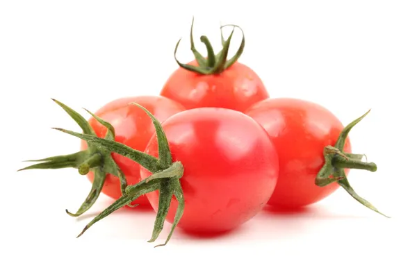 Små körsbär tomat på vit bakgrund — Stockfoto