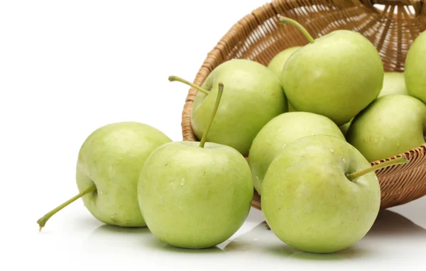 Groene appels geïsoleerd op witte achtergrond — Stockfoto