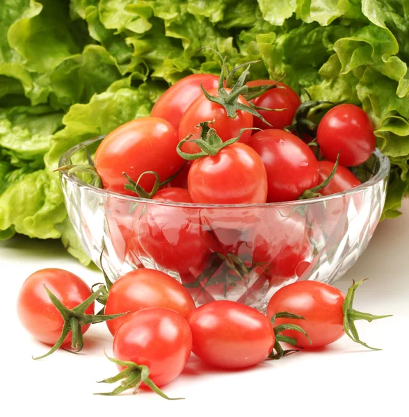 Malé cherry rajčat na bílém pozadí — Stock fotografie