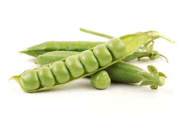Olgun bezelye sebzesi. Beyaz arkaplanda izole