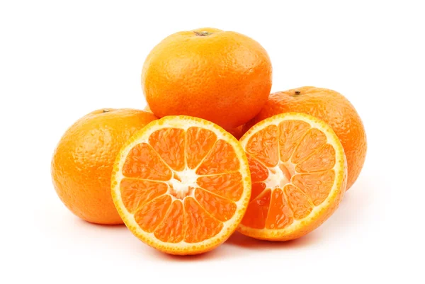 Frutas de tangerina ou tangerina laranja isoladas sobre fundo branco — Fotografia de Stock