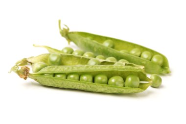 Olgun bezelye sebzesi. Beyaz arkaplanda izole