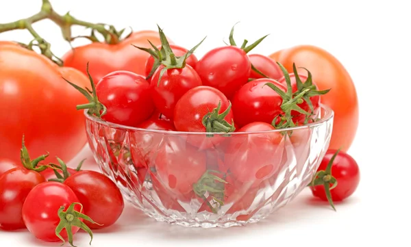 Tomate cereza pequeño sobre fondo blanco —  Fotos de Stock