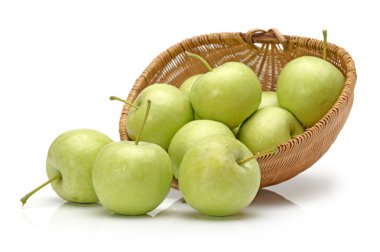 Beyaz arka plan üzerinde kesme izole yeşil elma