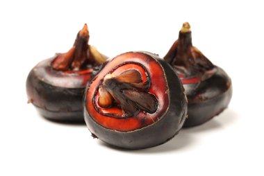 beyaz zemin üzerine su kestane