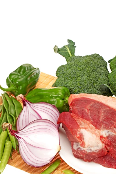 Frisches Fleisch und Gemüse auf weißem Hintergrund — Stockfoto