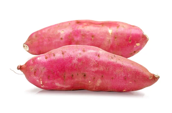 Sötpotatis på den vita bakgrunden — Stockfoto