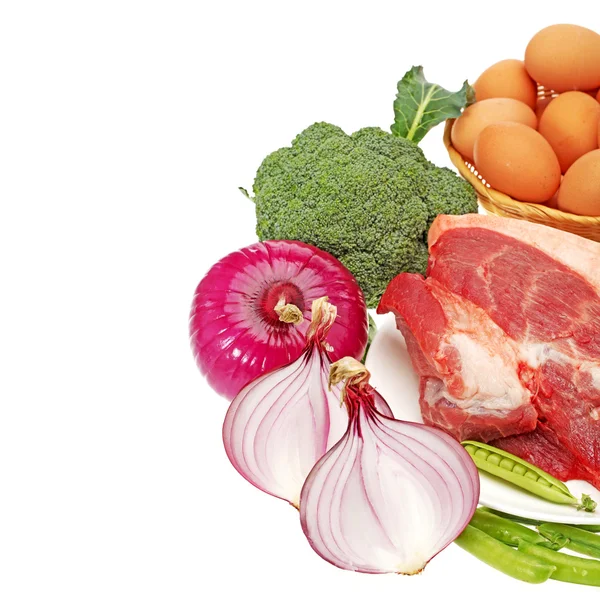 Świeże mięso i warzywa na białym tle — Zdjęcie stockowe