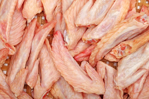 Asas de frango cru fundo alimentar — Fotografia de Stock