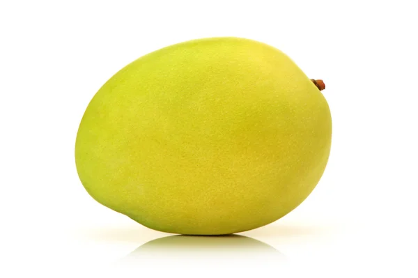 Dolce mango verde su sfondo bianco — Foto Stock