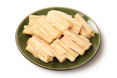 Çince veya Kore Yuba (tofu bambu) beyaz arka plan üzerinde