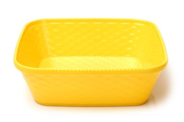 Beyaz arkaplanda renkli plastik tablo takımı