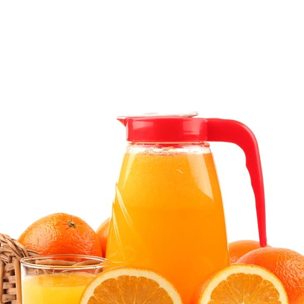 Verre plein et cruche de jus d'orange — Photo