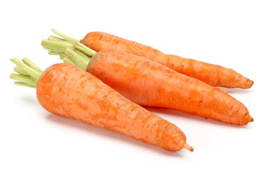 beyaz zemin üzerine taze havuç