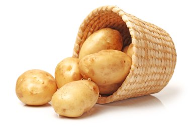 beyaz arkaplanda patates