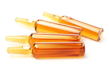 tıbbi ampul beyaz zemin üzerine sarı sıvı ile