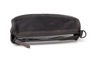 Beyaz bir arka plan üzerinde izole küçük siyah akşam debriyaj