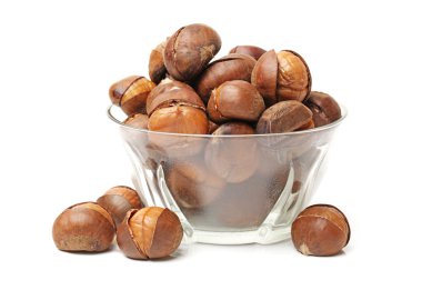 Çin yemeği, kavrulmuş kestane. Beyaz arka planda.