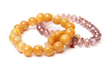 Beyaz bir arka plan üzerinde izole renkli mücevher bilezik