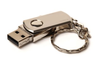 Beyaz arkaplandaki usb flash diski