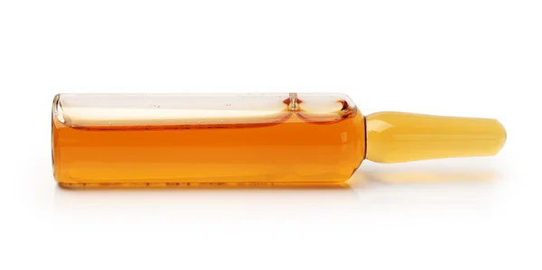 Ampules médicales avec liquide jaune sur fond blanc — Photo