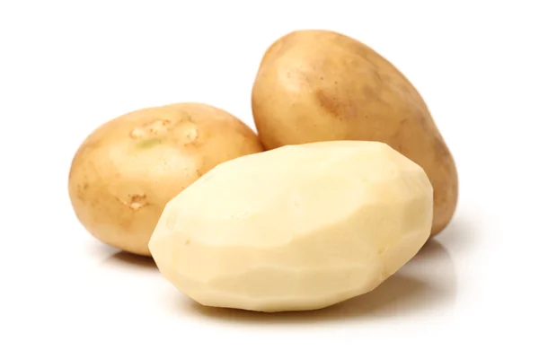 Potatis på vit bakgrund — Stockfoto