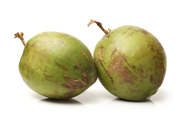 Fruta de coco sobre fundo branco — Fotografia de Stock