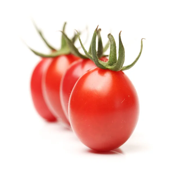 Pequeno tomate cereja no fundo branco — Fotografia de Stock