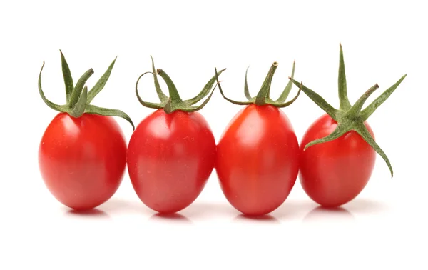 Beyaz arka planda küçük kiraz domates — Stok fotoğraf