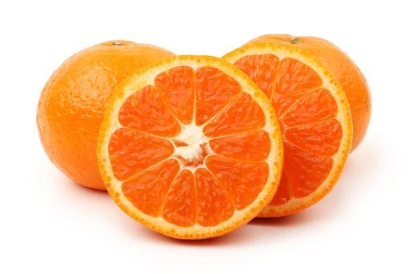 Frutas de tangerina ou tangerina laranja isoladas sobre fundo branco — Fotografia de Stock