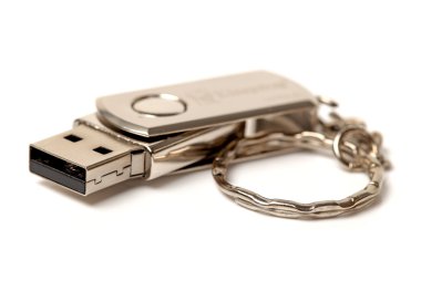 Beyaz arkaplandaki usb flash diski
