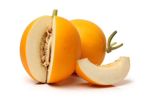 Gelbe Honigtau-Melonen isoliert auf weißem Hintergrund — Stockfoto