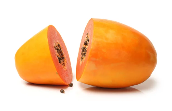 Papaya en rodajas aisladas sobre un fondo blanco —  Fotos de Stock