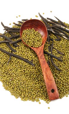 Beyaz arka planda mung fasulyesi