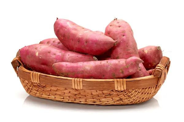 Beyaz arka planda tatlı patates — Stok fotoğraf