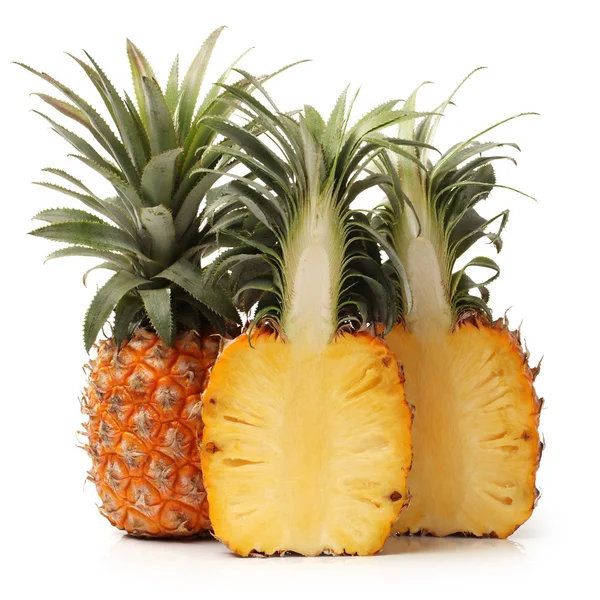 Ananas su sfondo bianco — Foto Stock