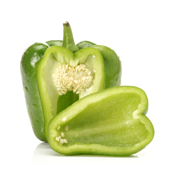 Świeże zielone papryki (capsicum) na białym tle — Zdjęcie stockowe