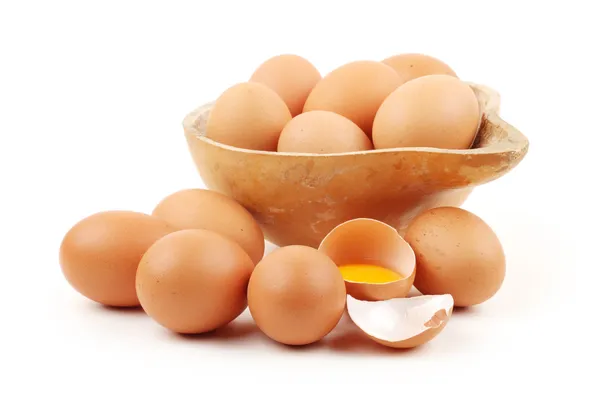Rozbite jajko izolowane na białym tle — Zdjęcie stockowe