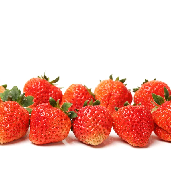 在白色背景上的美丽草莓 — 图库照片