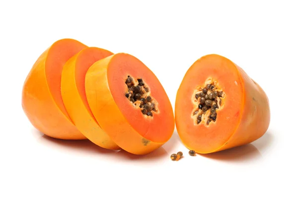 Fruto de papaya aislado sobre un fondo blanco — Foto de Stock