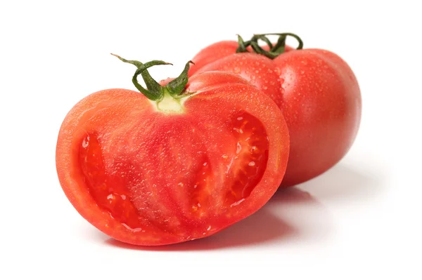 Świeże pomidory izolowane na białym tle — Zdjęcie stockowe