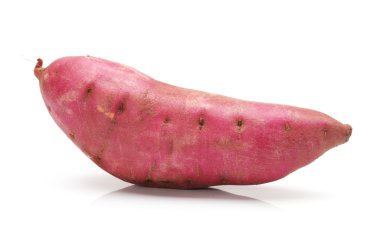 Beyaz arka planda tatlı patates