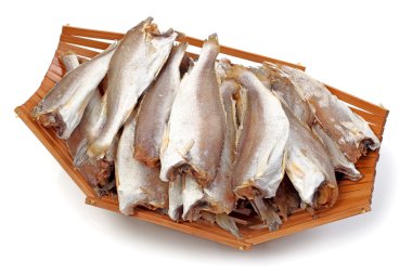 kurutulmuş balıklar beyaz zemin üzerine izole