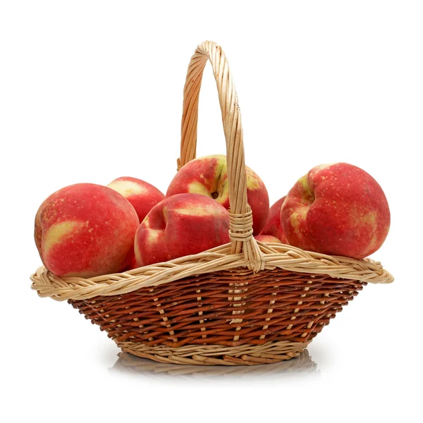 Яблоки в корзине на белом фоне . — стоковое фото