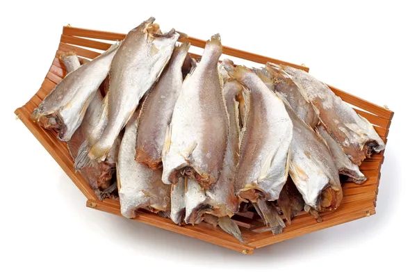 kurutulmuş balıklar beyaz zemin üzerine izole