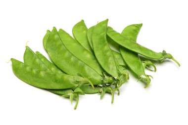 Beyaz zemin üzerinde olgunlaşmış bezelye sebze