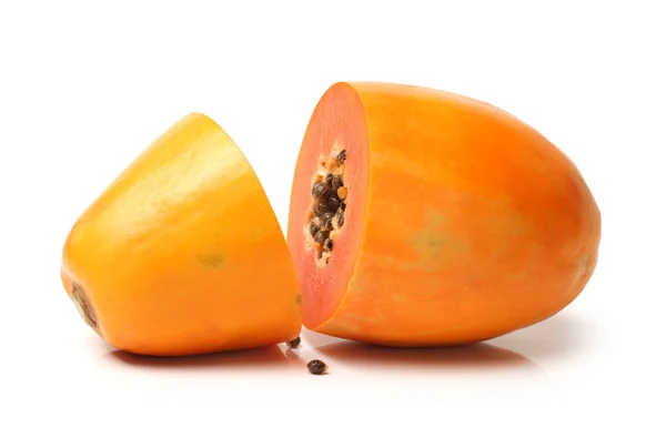 Papaya frukt isolerad på en vit bakgrund — Stockfoto